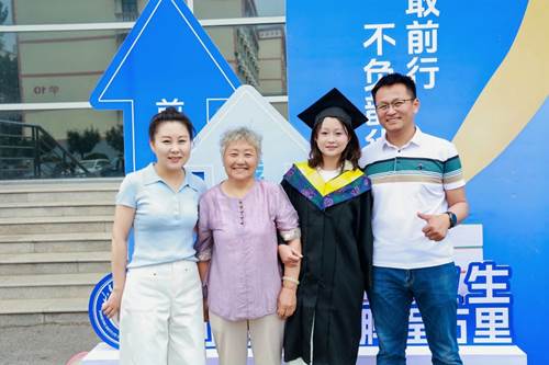 家长代表参加毕业典礼暨学位授予仪式